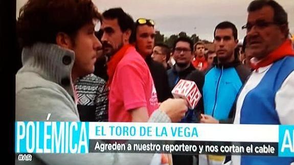 Agresión de un defensor del Toro de la Vega a un reportero de Ana Rosa