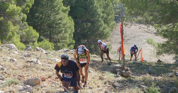 Larrocha y Esther Sánchez ganan la Sagra Sky Race