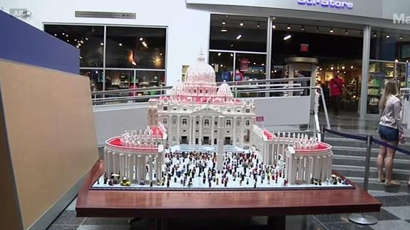 Un sacerdote construye una réplica del Vaticano con Lego