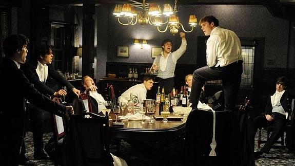 Fracs, champán y cabezas de cerdo