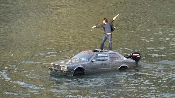 Detienen a un hombre que navegaba el río Tíber en un Maserati anfibio