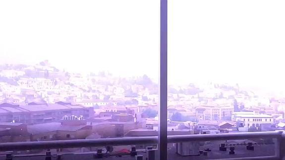 Un rayo ilumina la Alhambra en plena tormenta nocturna