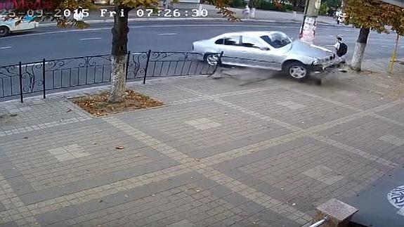 Un niño salva la vida por dar sólo unos cuantos pasos