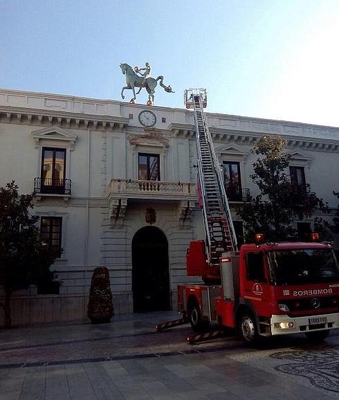 Bomberos retiran la cornisa del balcón principal del Ayuntamiento de Granada