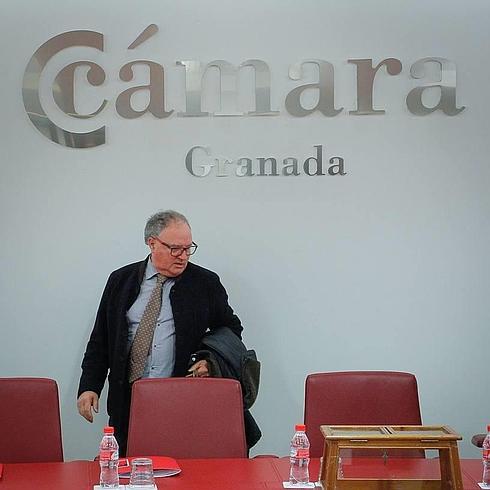 La Cámara de Comercio calla y los discrepantes esperan que la Junta ejerza la tutela reclamada
