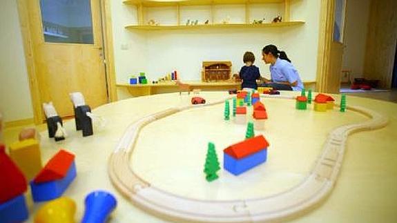 Una madre cambia a su hija de guardería porque la auxiliar tiene síndrome de down