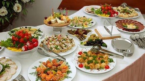 Cancelan la boda e invitan a 90 indigentes al banquete