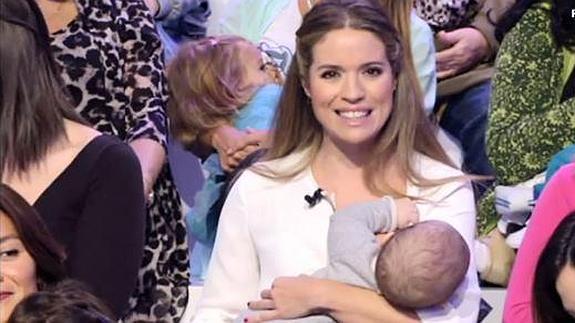 Cristina Lasvignes sorprende dando el pecho a su hijo en pleno directo