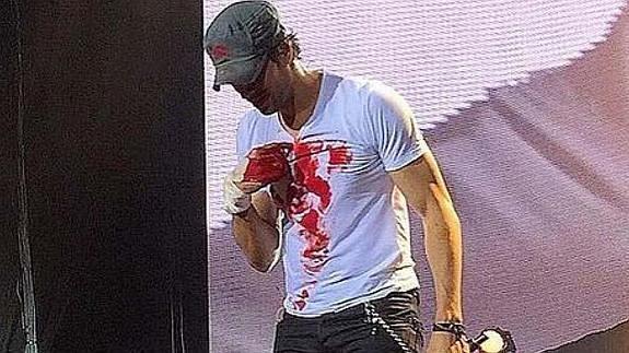 Enrique Iglesias vende una camiseta con su sangre