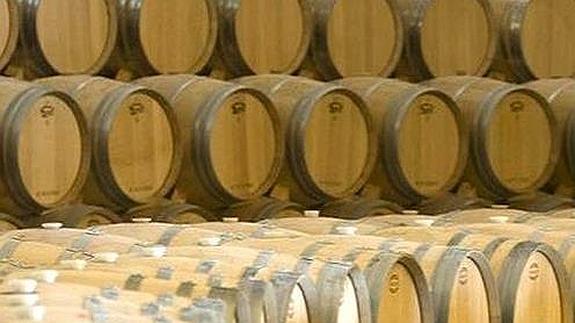 Los bomberos rescatan a un hombre que había caído en una cuba de vino de cuatro metros