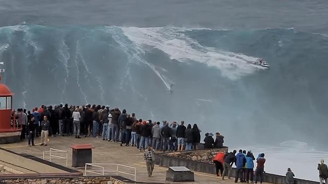 Impresionante 'cabalgada' sobre una ola gigante