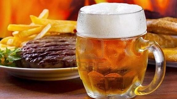 La cerveza disminuye el riesgo de cáncer por comer carne