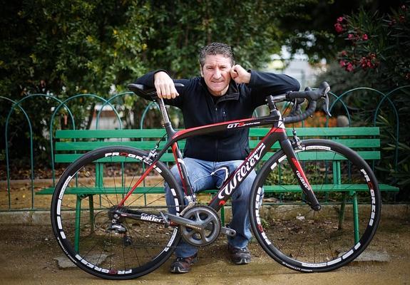 El benjamín del Tour enseña a los más jóvenes