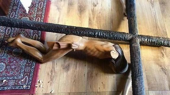 Destrozan un Cristo y una Virgen en una parroquia de Málaga y escriben Alá en la pared