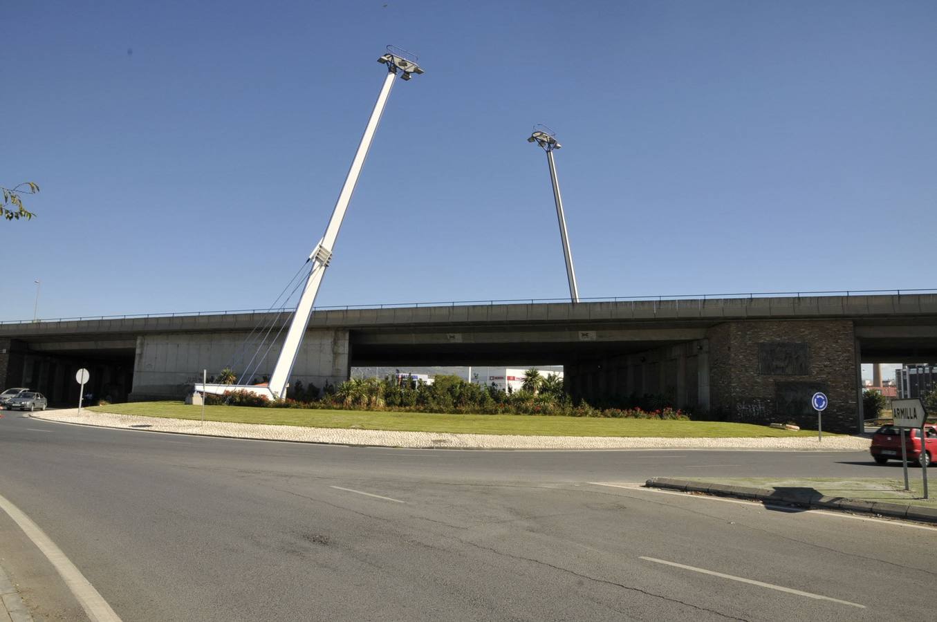 La rotonda de Armilla se remodeló con los reparos de todos los técnicos