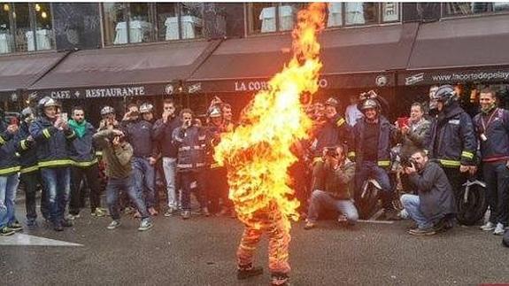Un bombero simula quemarse a lo bonzo ante la Junta para protestar
