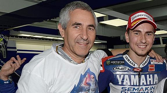 El padre de Lorenzo: "Yo castigaría a Márquez por tocar los huevos. No fue una patada"