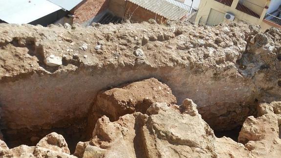 Descubren parte de la muralla andalusí de Beas de Segura y figurillas romanas