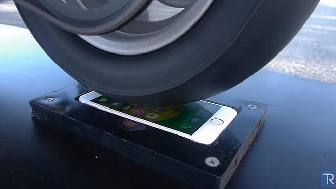 Esto pasa al poner a rodar a toda velocidad una moto sobre un iPhone