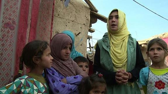 La niña que lleva la escuela a los niños refugiados afganos conmueve al mundo