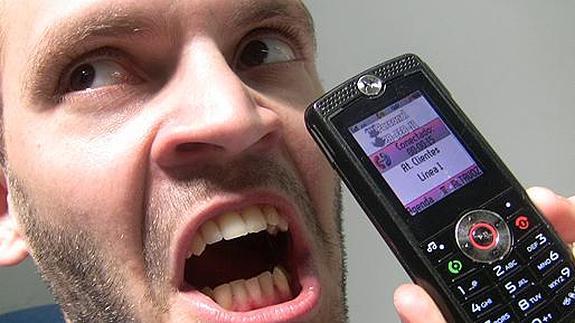 FACUA alerta de 30 "trampas" para que los usuarios no den de baja el móvil