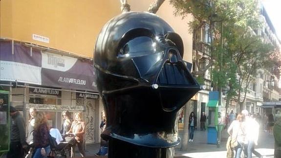 Roban el casco gigante de Darth Vader en Madrid