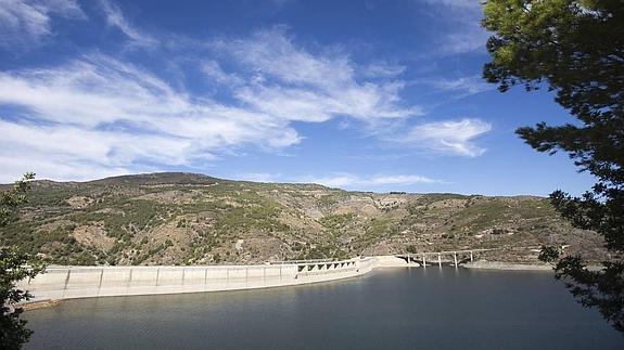 Aprueban un protocolo con regantes para impulsar las conducciones de Rules y Béznar