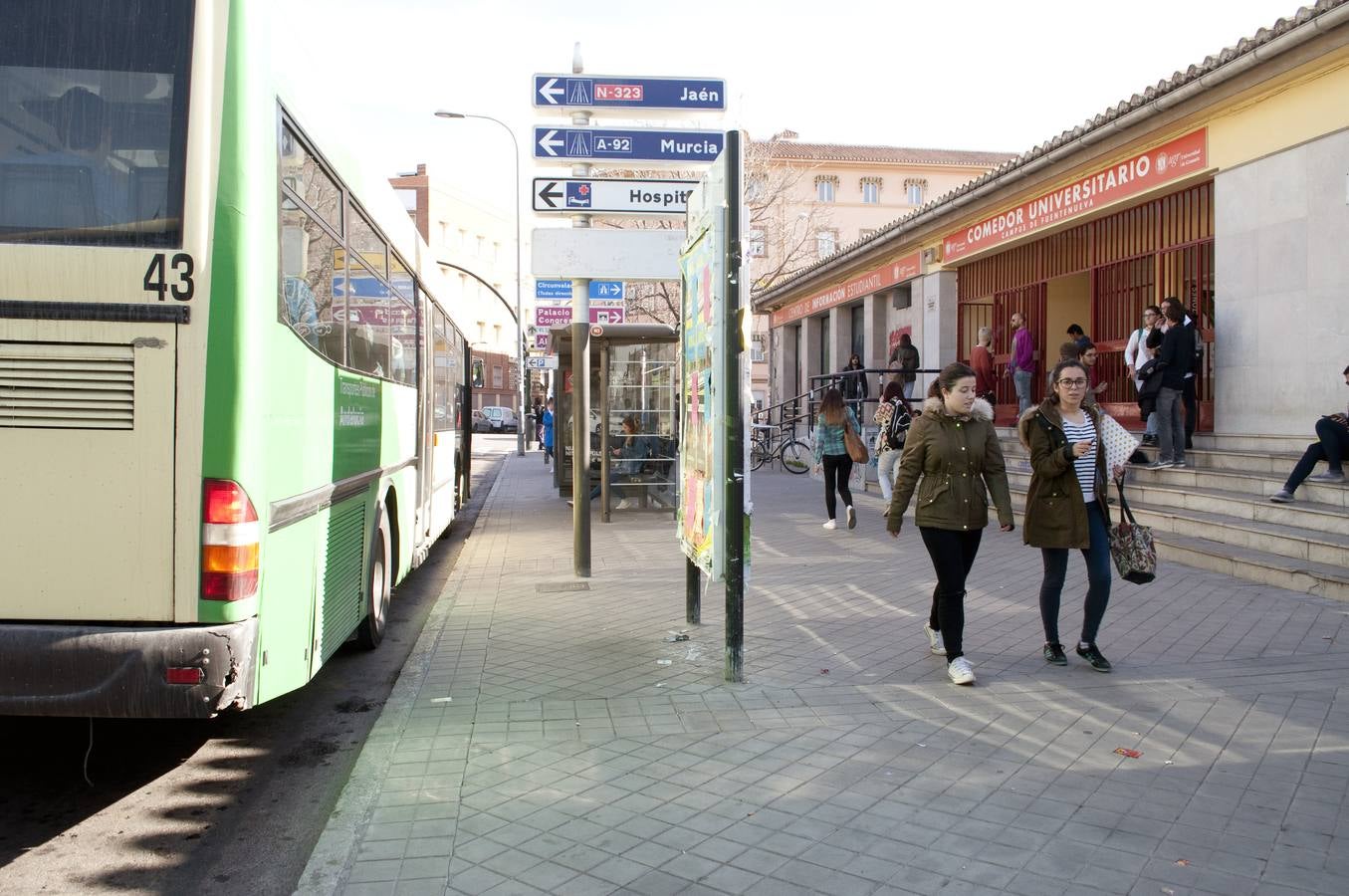 La UGR alerta del peligro que suponen los buses que estacionan junto ... La UGR alerta del peligro que suponen los buses que estacionan junto ...