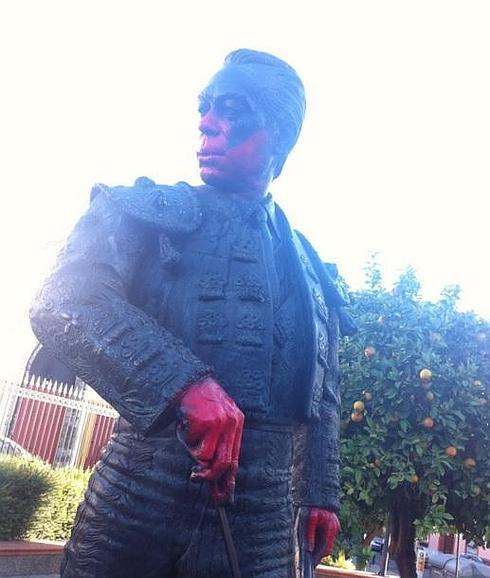 Antitaurinos pintan 'de sangre' la estatua de Curro Romero en la Mastranza de Sevilla