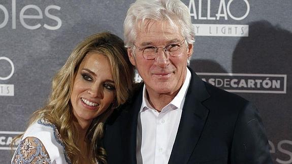 Richard Gere y su novia española posan juntos por primera vez