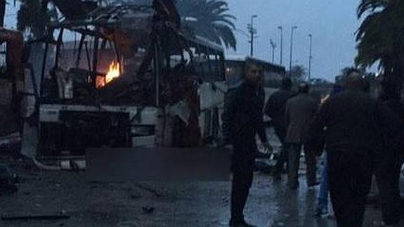 Catorce muertos al estallar un autobús militar en la capital de Túnez