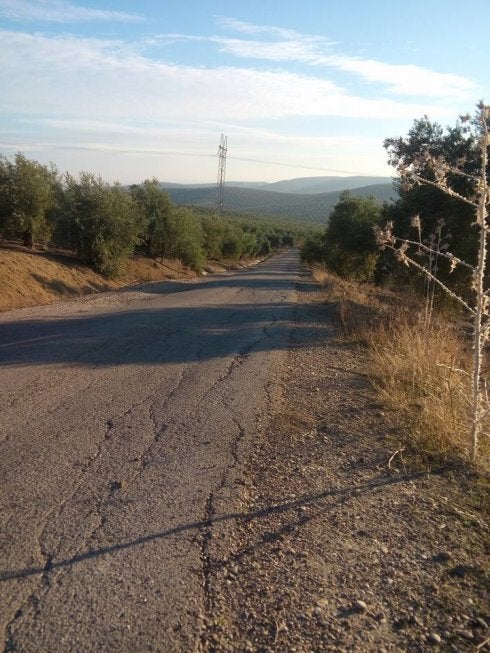 El Ayuntamiento repara el camino de Cazalilla