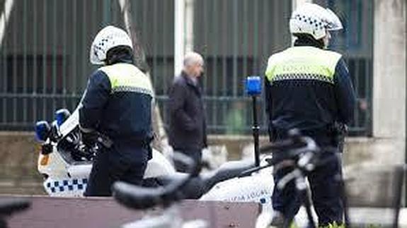 Los bomberos rescatan a una niña atrapada en un cubo de fregar