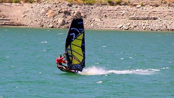 El windsurf se adueña de la presa de Rules