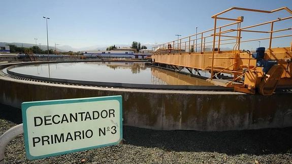 La falta de suelo obliga a verter agua residual sin depurar