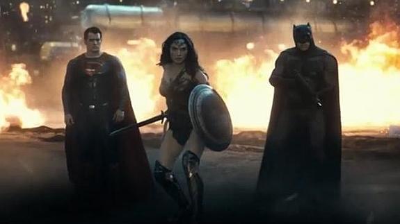 Brutal trailer de 'Batman vs Superman' con Superwoman al rescate