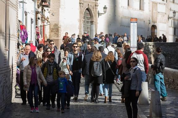 Los turistas llenan Granada en un 'puente' de la Constitución marcado por el buen tiempo