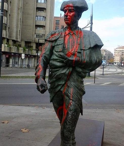 Antitaurinos dañan la estatua de Frascuelo