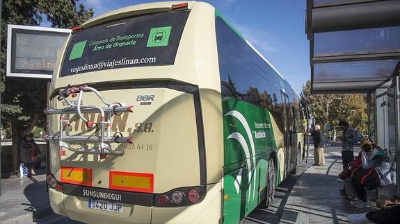 El Consorcio de Transportes incorpora dos unidades equipadas con portabicis