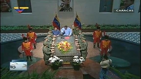 Maduro dirige su programa desde la tumba de Chávez y la protege "de la profanación de la derecha"