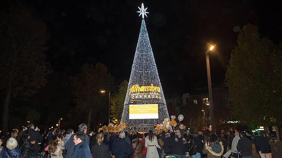 Cervezas Alhambra enciende su árbol navideño