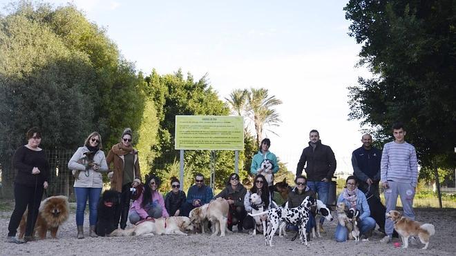 Propietarios de mascotas recopilan medio millar de firmas para pedir zonas caninas