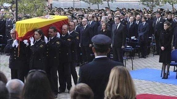 El féretro de Jorge García Tudela es llevado a hombros por sus compañeros de Granada