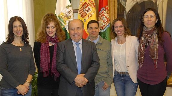 El Ayuntamiento promociona en medios de Los Ángeles las huellas de Teresa de Jesús