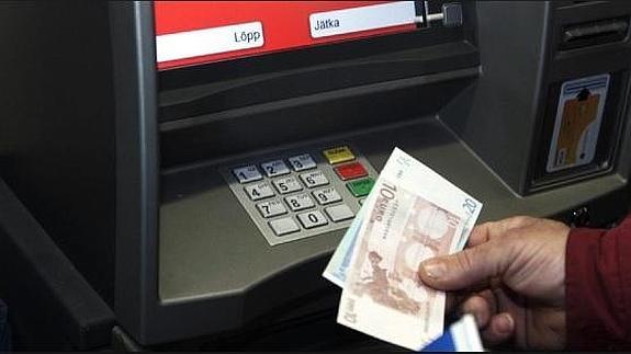 Estas son las comisiones que te cobrarán en los cajeros desde el lunes