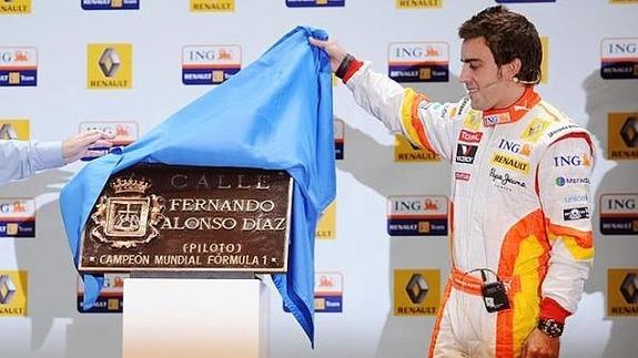 Fernando Alonso por fin gana algo: un Quinto Premio cae en la calle que lleva su nombre