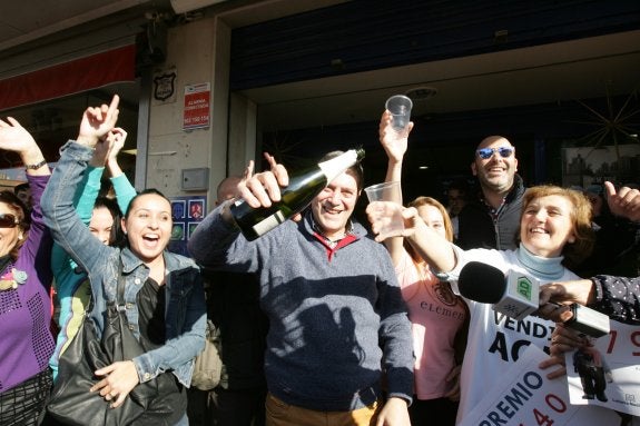 Almería celebra el quinto 'Gordo' de su historia y llega regado de premios