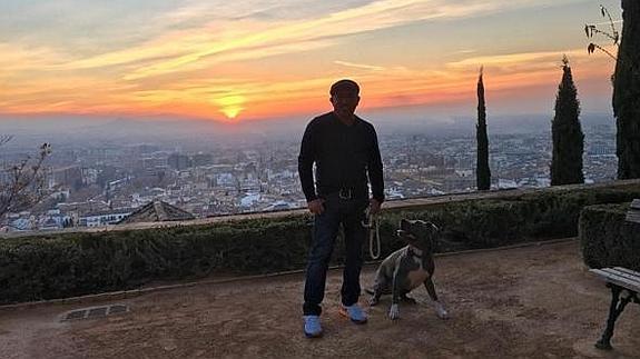 El 'encantador de perros' disfruta de la Navidad en Granada