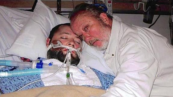 Salva la vida de su hijo al atrincherarse con un arma para evitar que lo 'desconecten'