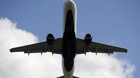 Un hombre trata de quitarse la vida abriendo la puerta de un avión en pleno vuelo